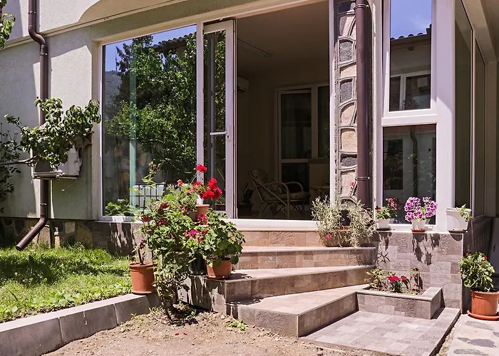 за гости момчил